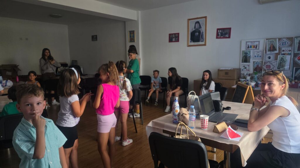 „Limba engleză deschide uși” – Lecții interactive și voie bună la Centrul Social Creștin al Arhiepiscopiei Târgoviștei