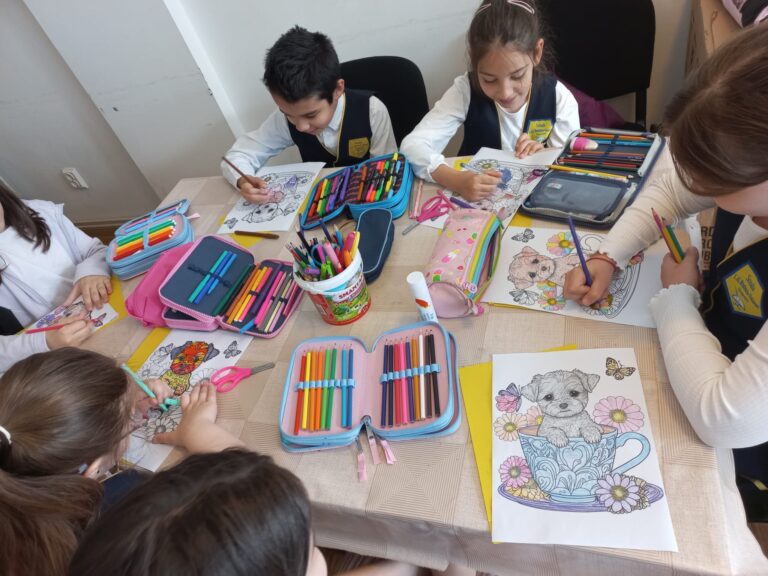 Read more about the article Noi ateliere de artă la Centrul Social Creștin în parteneriat cu Școala „Ion Alexandru Brătescu Voinești”