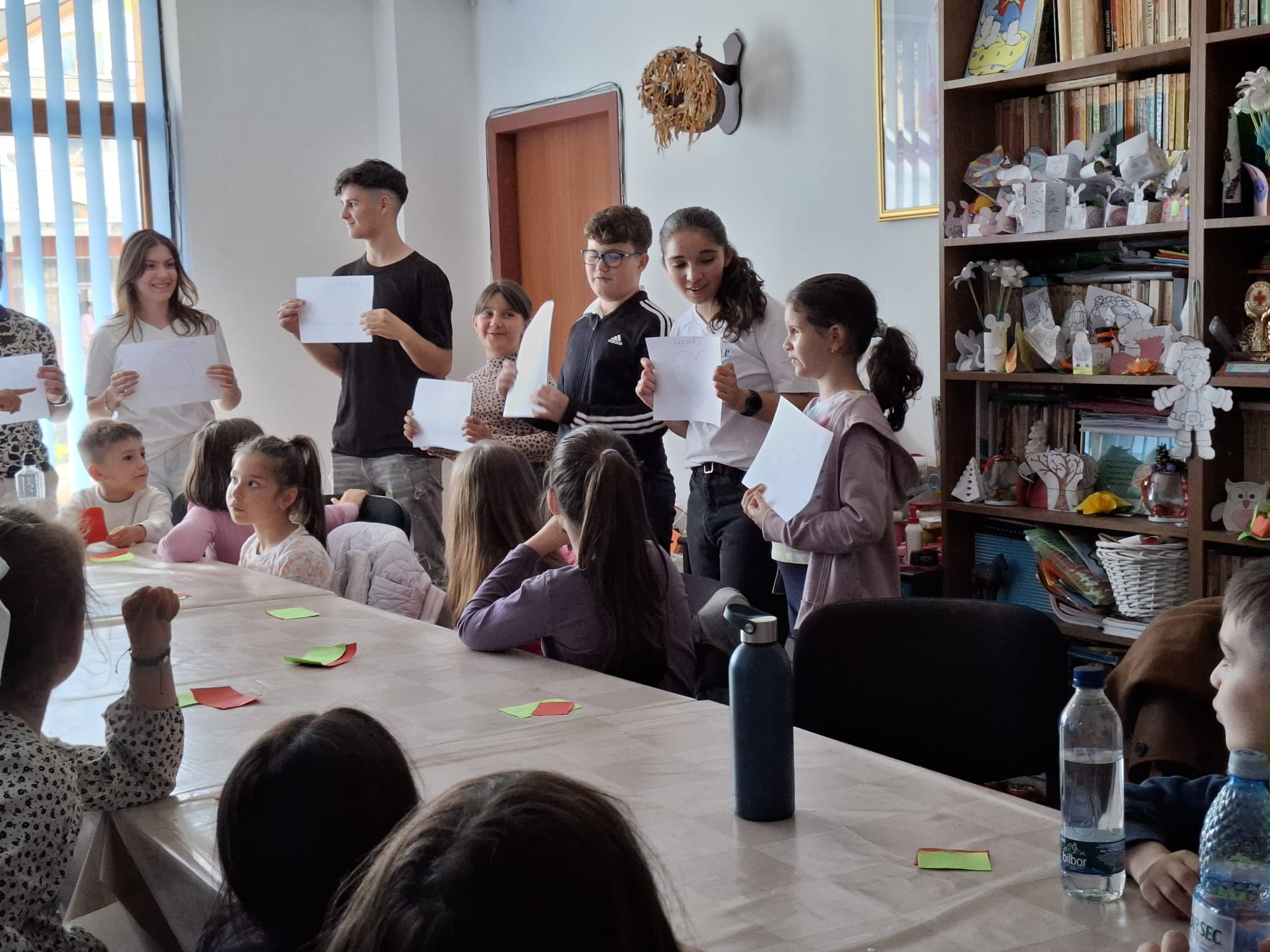 You are currently viewing Școala de vară la Centrul Social Creștin al Arhiepiscopiei Târgoviștei – cursuri de engleză și ateliere de artă pentru copii